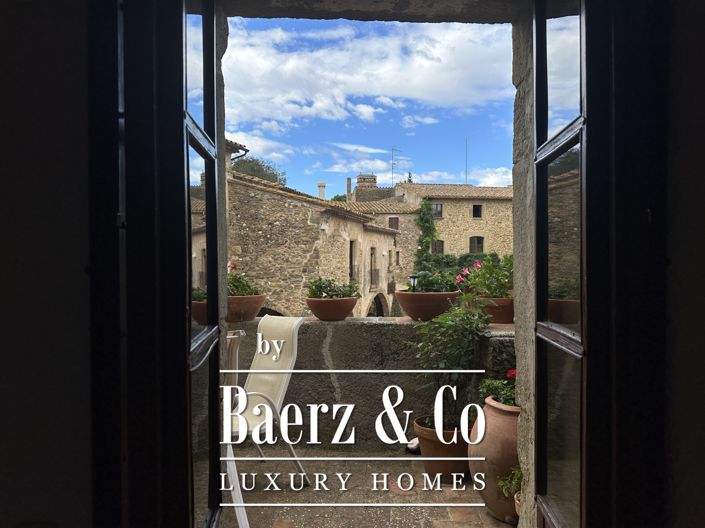 Image No.27-5 Bed Property for sale