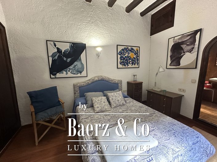 Image No.38-5 Bed Property for sale