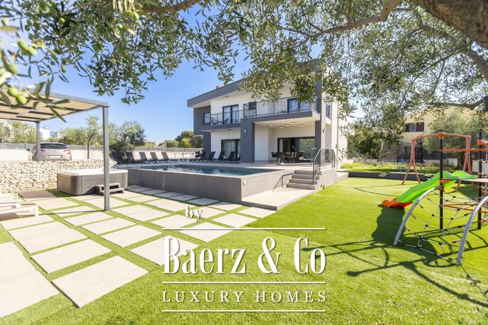 Image No.8-5 Bed Townhouse for sale