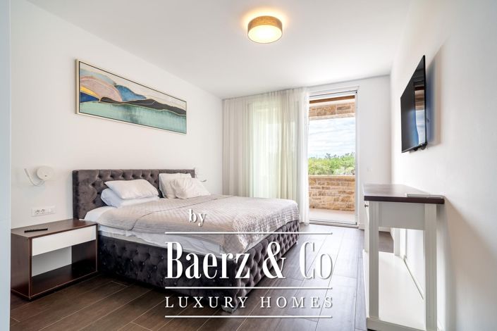 Image No.2-5 Bed Property for sale