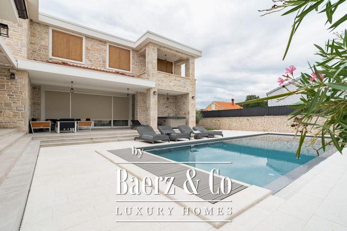 Image No.25-5 Bed Property for sale