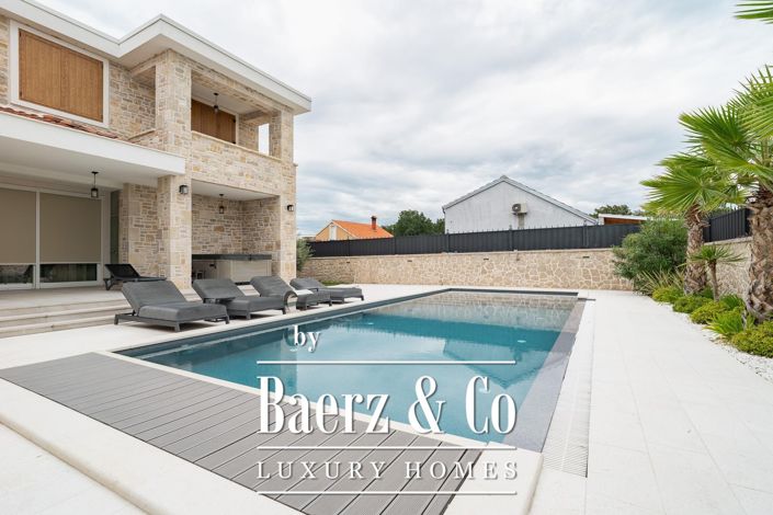 Image No.26-5 Bed Property for sale