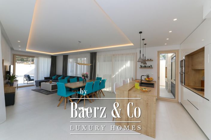 Image No.8-6 Bed Villa for sale