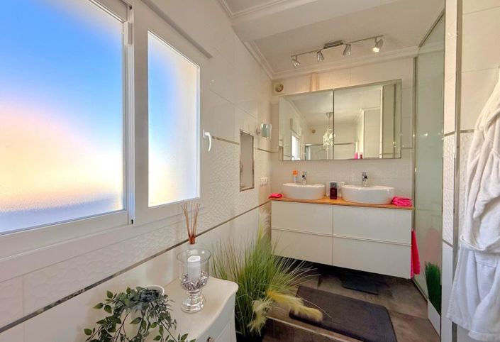 Image No.19-3 Bed Townhouse for sale