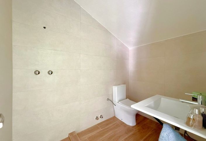 Image No.16-3 Bed Townhouse for sale