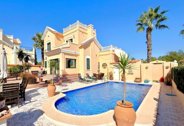 Image No.2-6 Bed Villa for sale