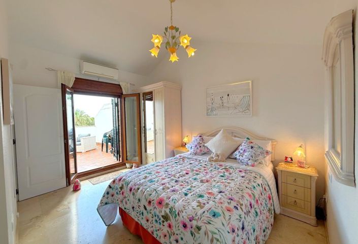 Image No.14-3 Bed Townhouse for sale