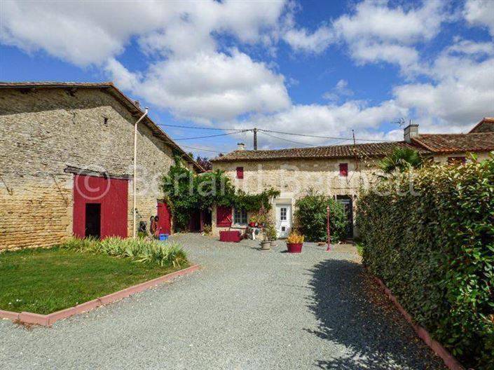 Image No.1-Maison de 5 chambres à vendre à Chef-Boutonne
