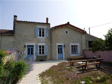 1 - Chef-Boutonne, House