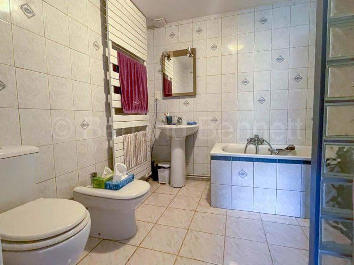 Image No.10-3 Bed House for sale