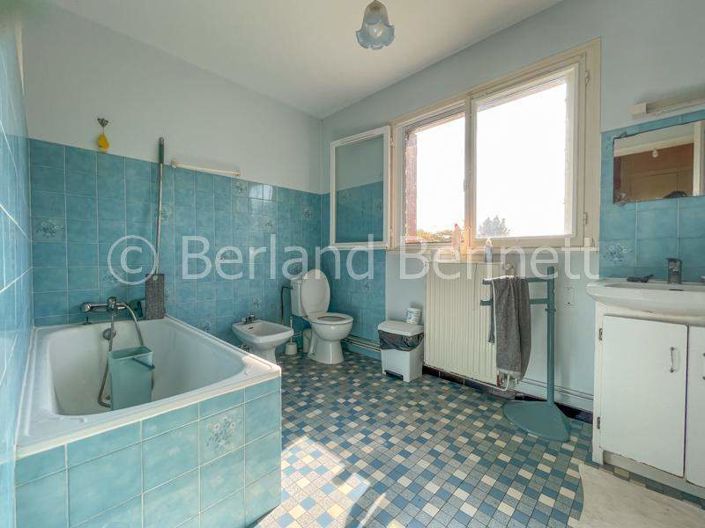 Image No.10-3 Bed House for sale