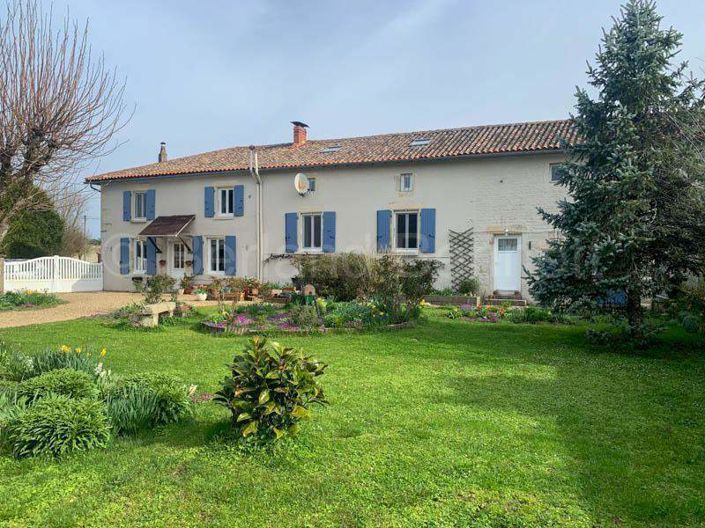 Image No.1-Maison de 5 chambres à vendre à Chef-Boutonne