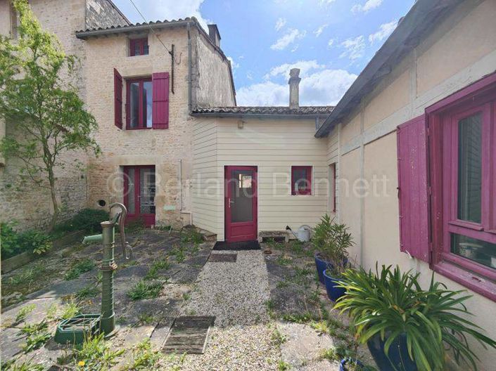 Sauz&#233;-Vaussais, House