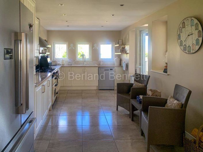 Image No.8-8 Bed House for sale