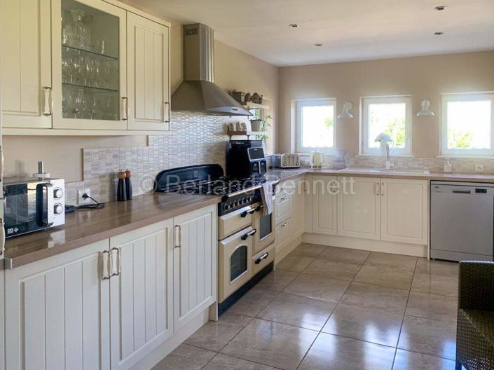 Image No.9-8 Bed House for sale