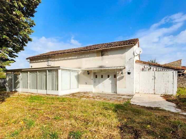 Sauz&#233;-Vaussais, House