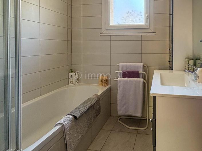 Image No.11-3 Bed House for sale