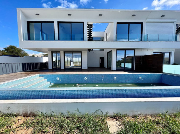 Image No.1-Maison de 5 chambres à vendre à Ayia Napa