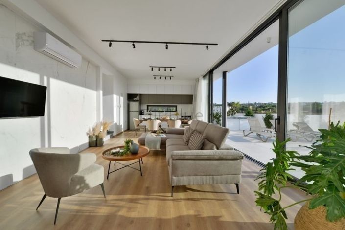 Image No.15-3 Bed House for sale