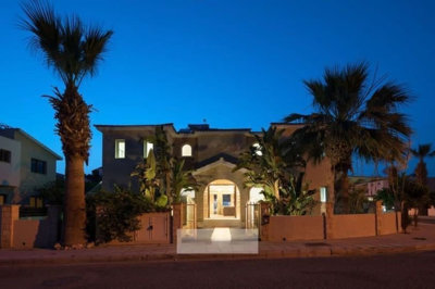 1 - Universal, House
