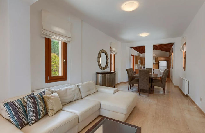 Image No.10-5 Bed House for sale