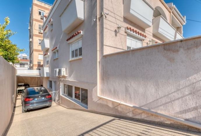 Image No.26-6 Bed House for sale