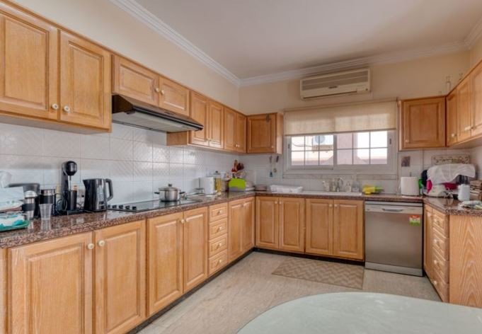 Image No.6-6 Bed House for sale