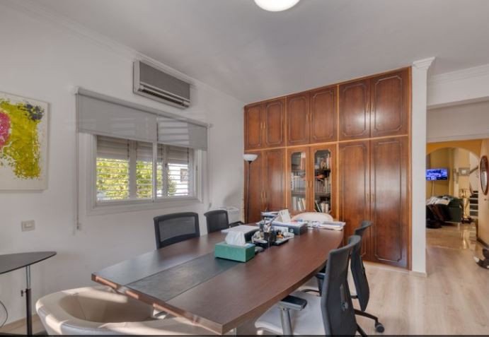 Image No.8-6 Bed House for sale