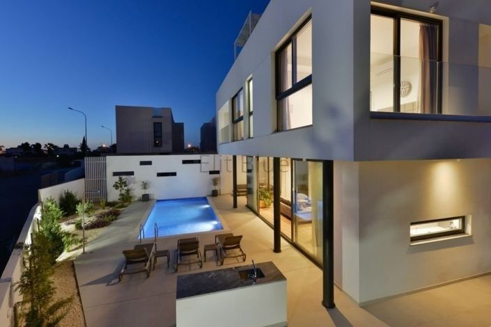 Image No.11-3 Bed House for sale