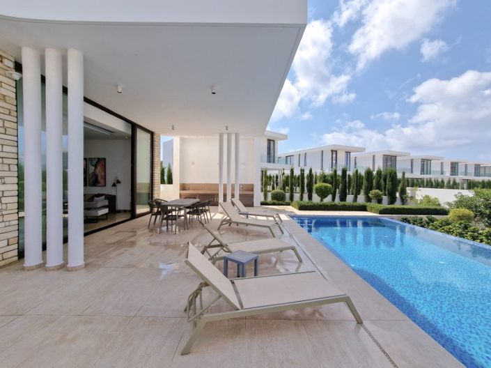 Image No.2-Maison de 5 chambres à vendre à Peyia