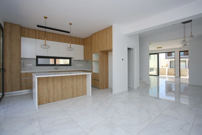 Image No.10-3 Bed House for sale