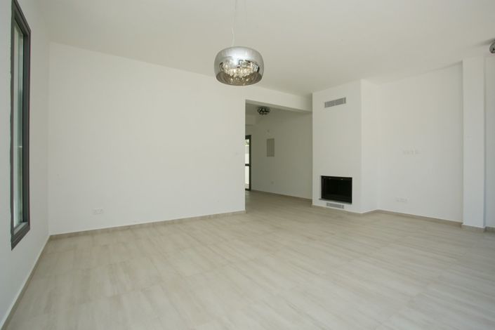 Image No.15-3 Bed House for sale