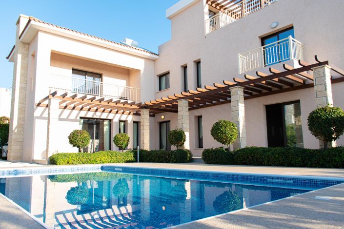 High-end Golf Villa with a Beautiful Courtyard-Style Garden, Where the Pool Sits Pretty, and the Sun