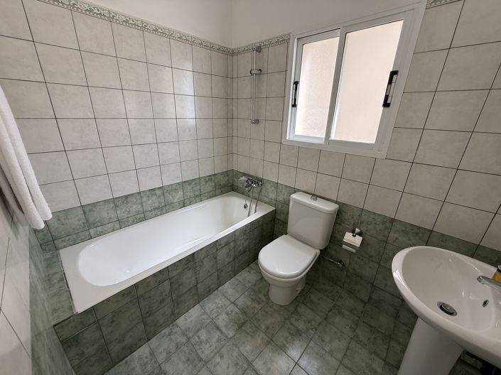 Image No.18-5 Bed House for sale