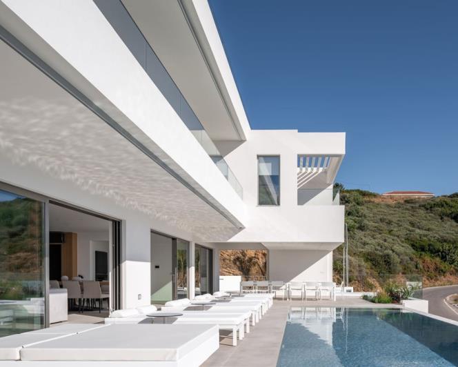 Image No.1-8 Bed Villa for sale