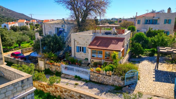 Drapanos, House