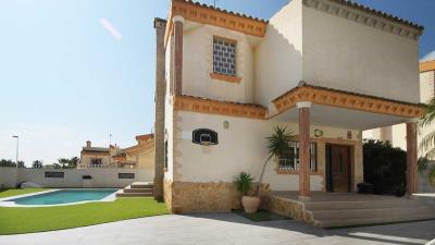 Superior-3-bed-detached-villa-with-pool-in-los-dolses-ext-within-plot