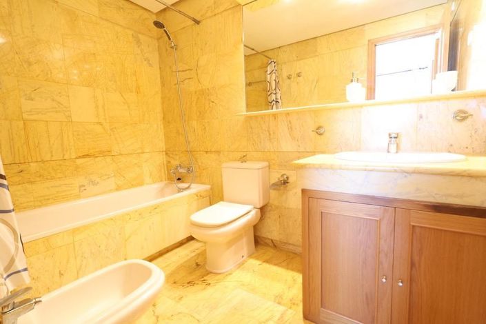 Image No.10-3 Bed House for sale
