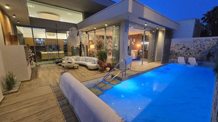 Image No.1-4 Bed Villa for sale