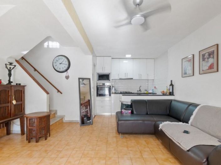 Image No.8-2 Bed House for sale