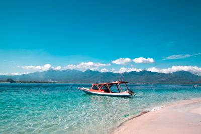 beautiful-view-boat-sea-tropical-beach-gili-trawangan-lombok-indonesia