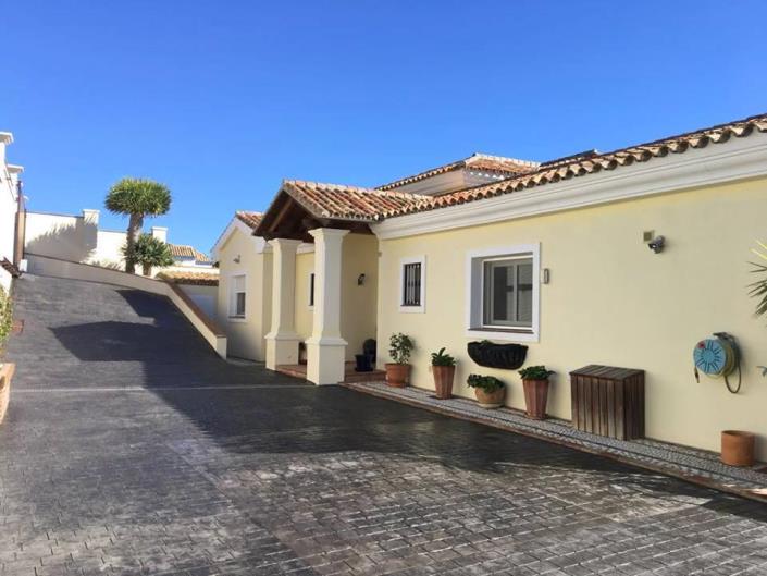 Image No.1-4 Bed Villa / Detached for sale