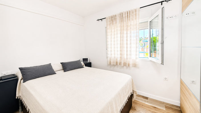 Image No.10-2 Bed Property for sale