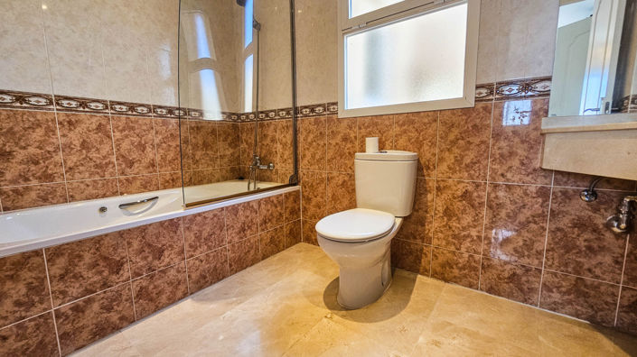 Image No.16-4 Bed House for sale