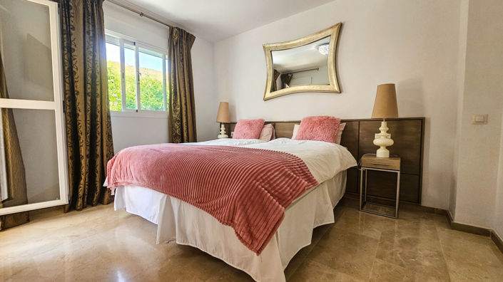 Image No.25-4 Bed House for sale