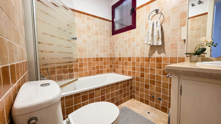 Image No.17-2 Bed Property for sale