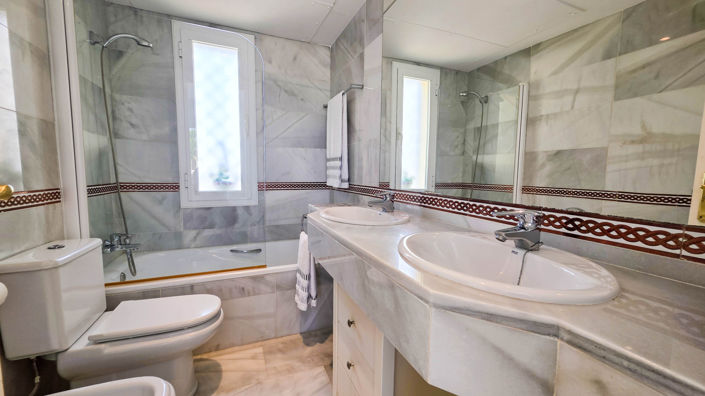 Image No.24-3 Bed Property for sale
