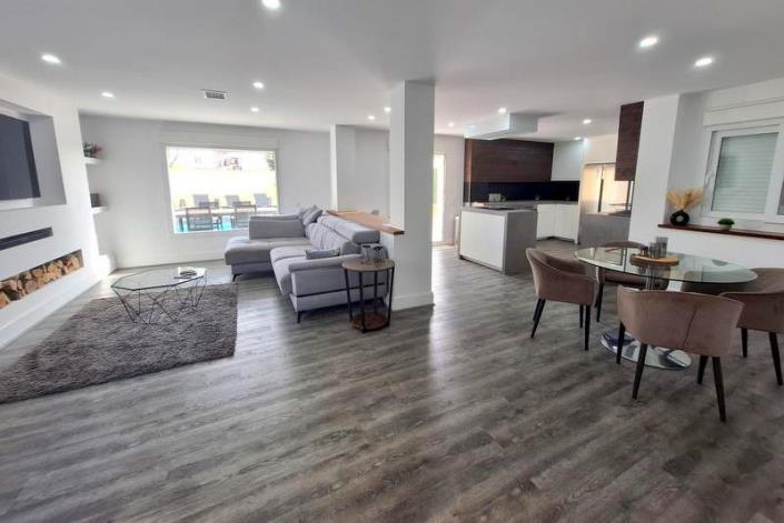 Image No.2-4 Bed Villa / Detached for sale