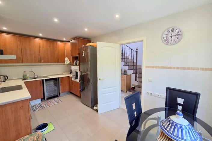 Image No.11-3 Bed Townhouse for sale