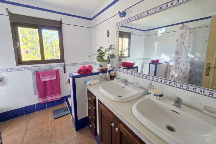 Image No.13-2 Bed Villa / Detached for sale